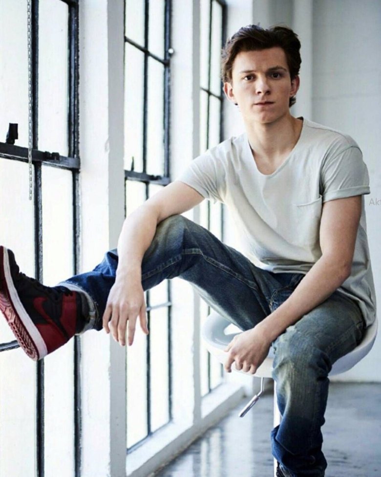 Tom Holland: Age, Family, Bio, Photos 60+