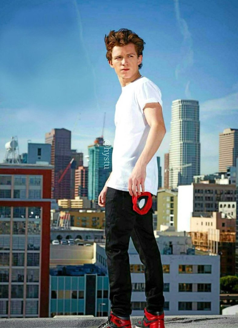 Tom Holland: Age, Family, Bio, Photos 60+