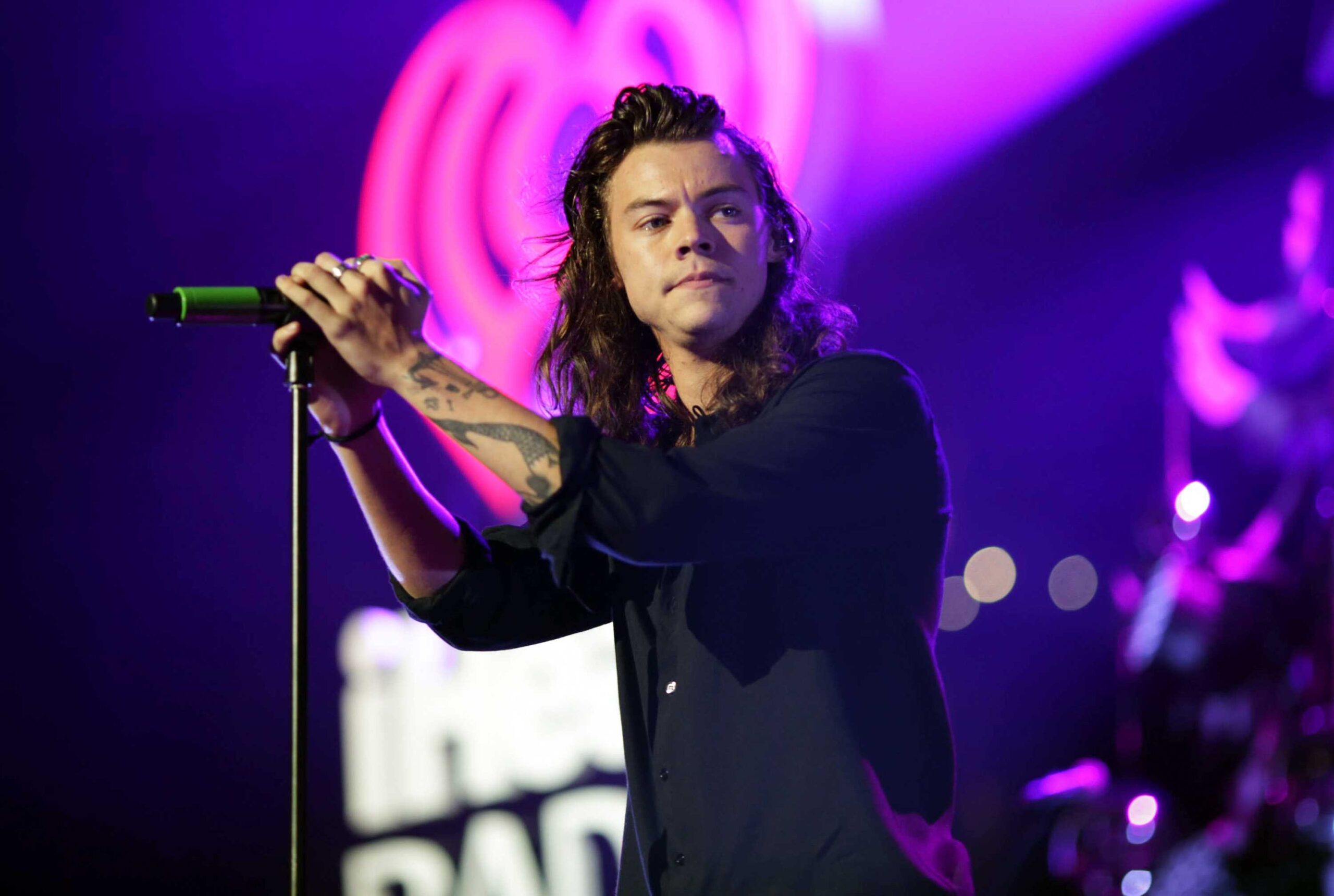 40+ Harry Styles Photos: Age, Family, Bio